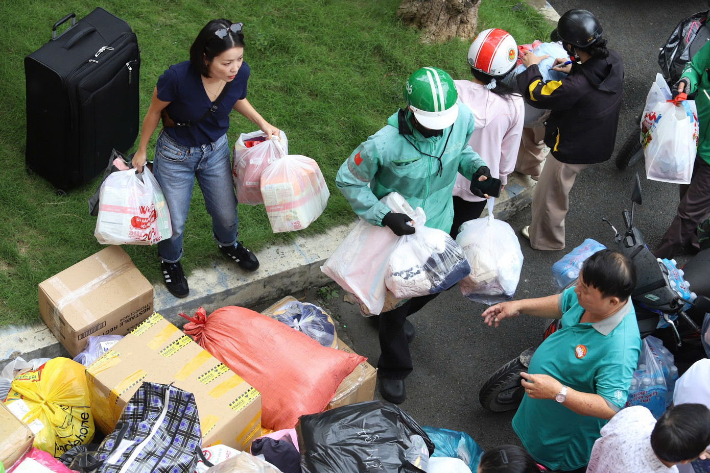Người dân TPHCM xuyên đêm mang hàng đến Mặt trận san sẻ với đồng bào vùng lũ- Ảnh 14.
