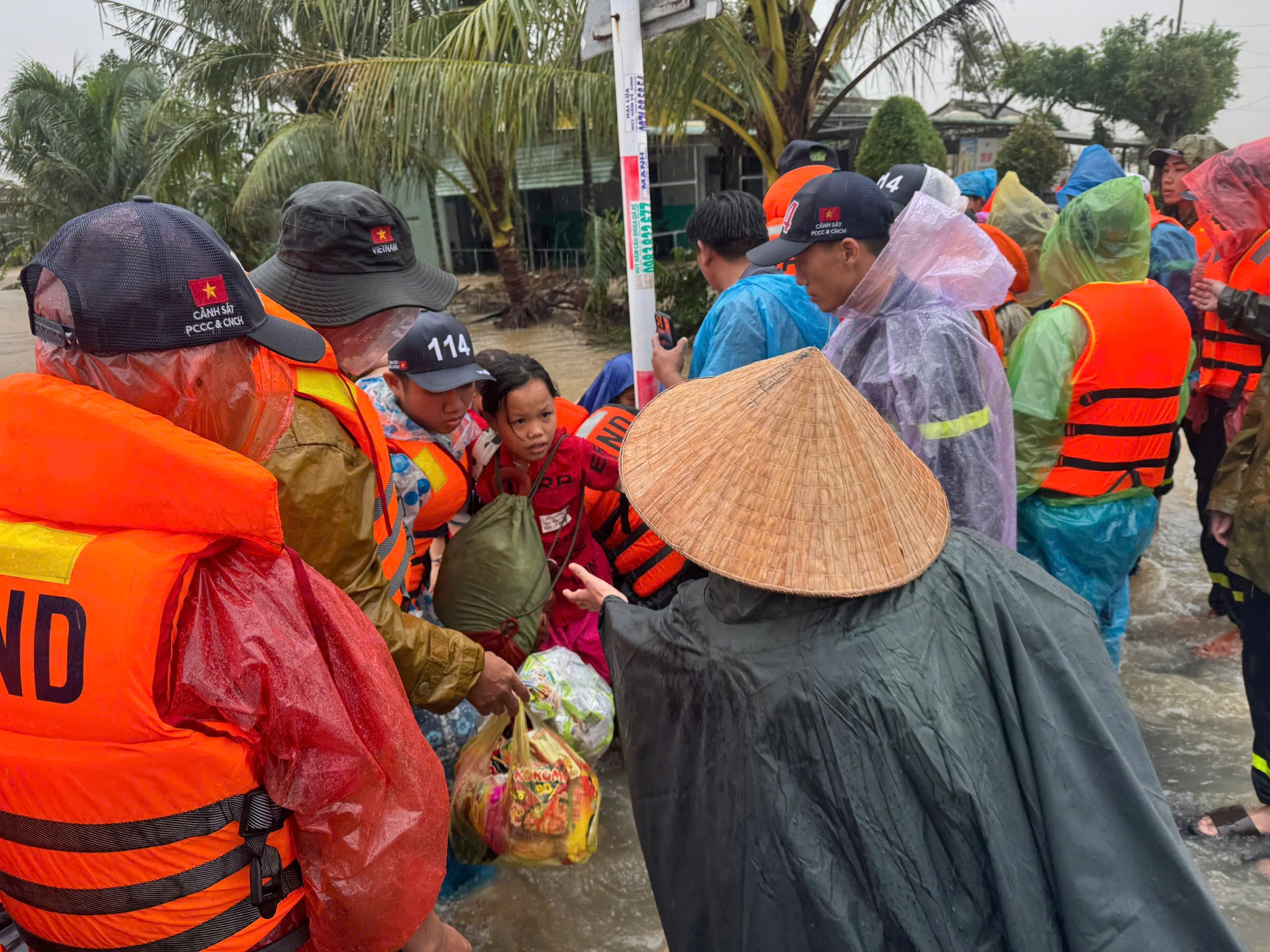Hình ảnh nhu yếu phẩm kịp đến với người dân vùng lũ ở Đắk Lắk- Ảnh 9. Hình ảnh nhu yếu phẩm kịp đến với người dân vùng lũ ở Đắk Lắk- Ảnh 9.