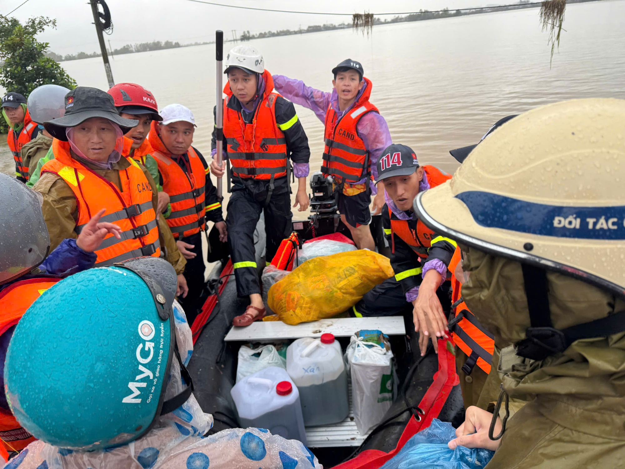 Hình ảnh nhu yếu phẩm kịp đến với người dân vùng lũ ở Đắk Lắk- Ảnh 10. Hình ảnh nhu yếu phẩm kịp đến với người dân vùng lũ ở Đắk Lắk- Ảnh 10.