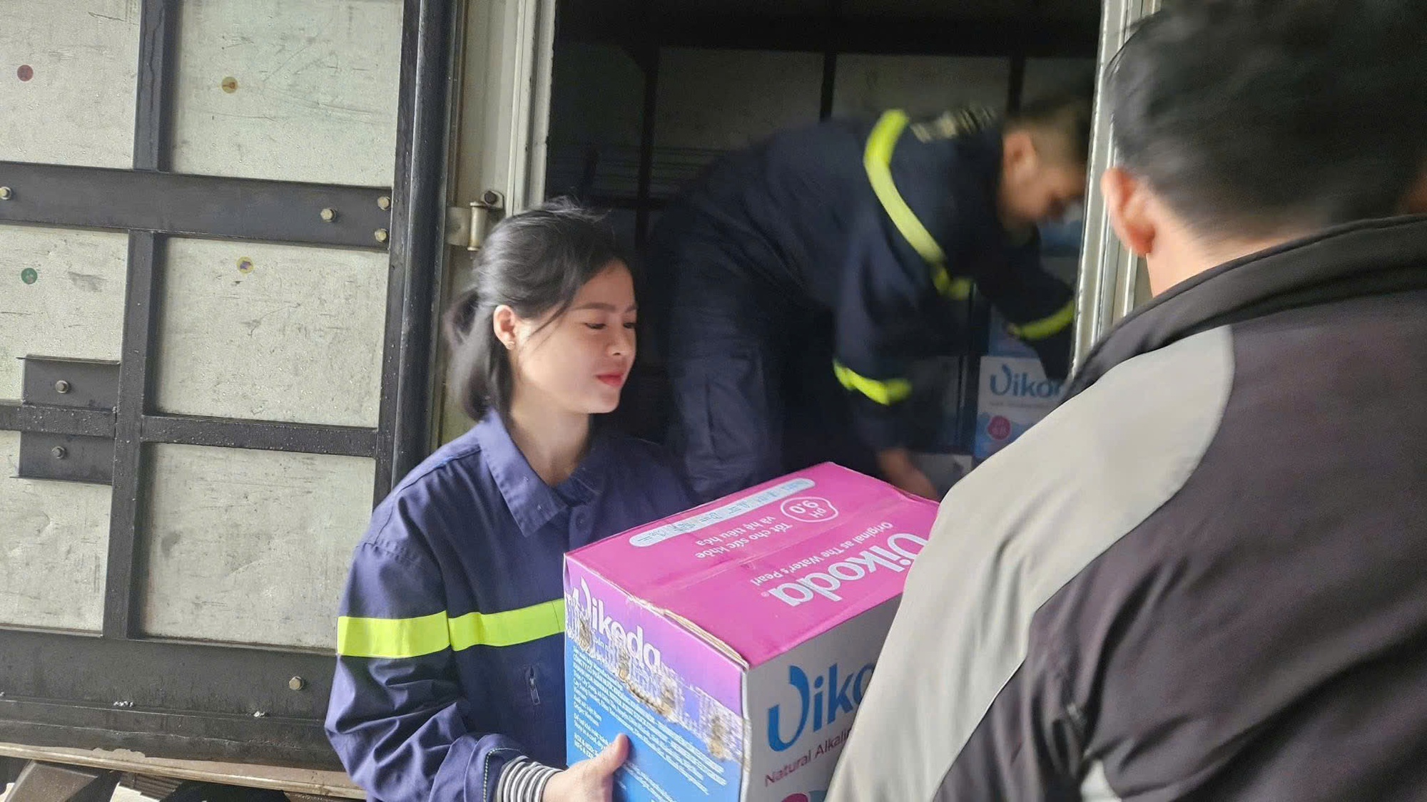 Hình ảnh nhu yếu phẩm kịp đến với người dân vùng lũ ở Đắk Lắk- Ảnh 11. Hình ảnh nhu yếu phẩm kịp đến với người dân vùng lũ ở Đắk Lắk- Ảnh 11.