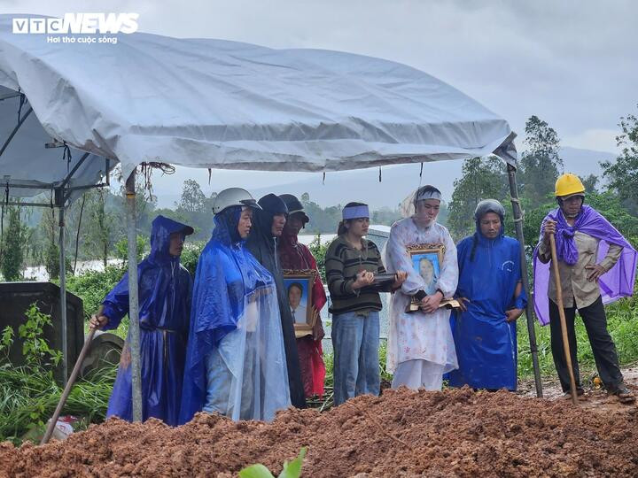 Đau lòng lễ tang hai vợ chồng bị nước lũ cuốn trôi khi chở con đi chạy lũ- Ảnh 2.