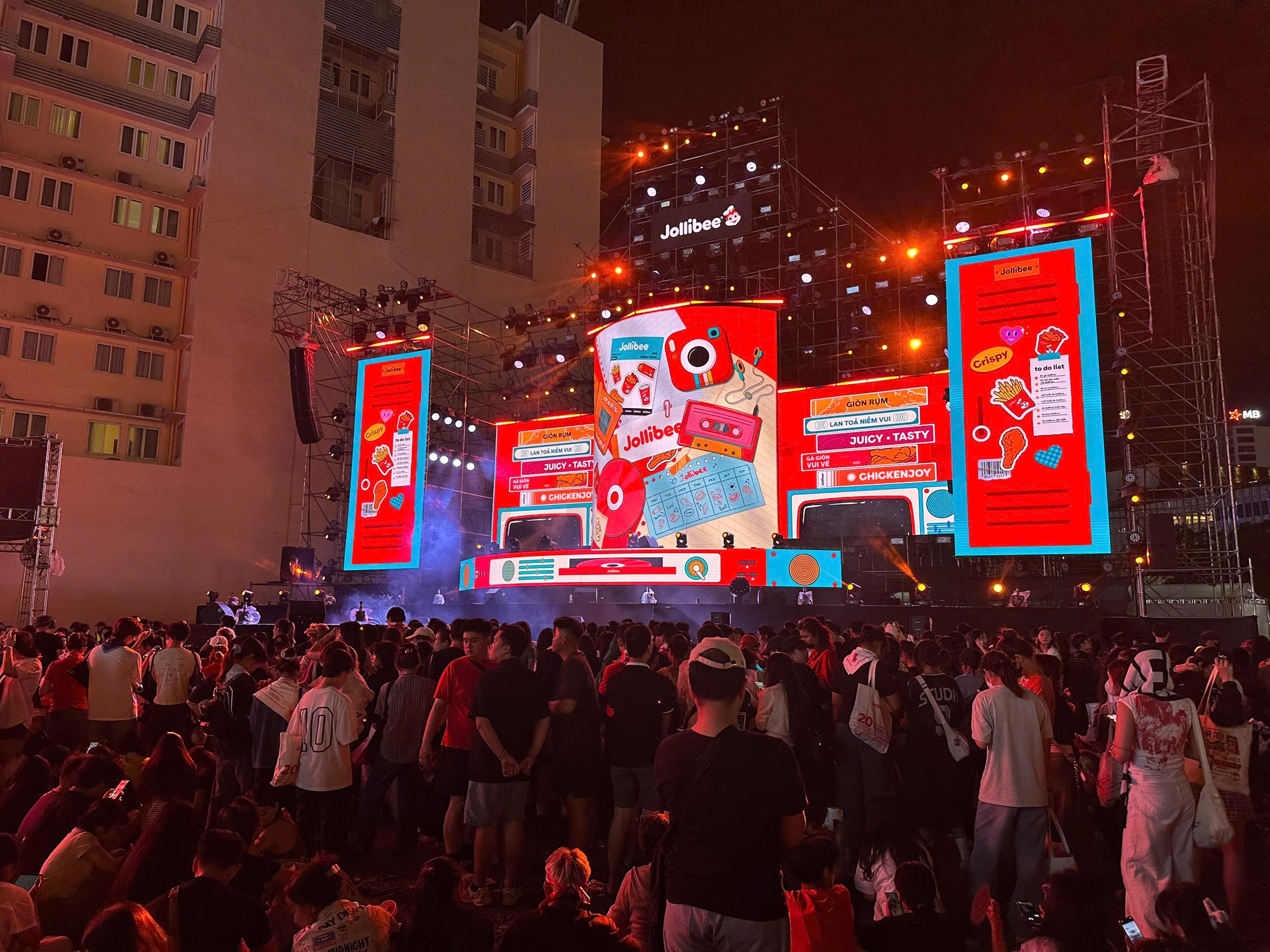 Ngay lúc này: Phố đi bộ Nguyễn Huệ đông nghịt người xe, hàng quán hốt bạc nhờ 2 concert đối đầu- Ảnh 2.