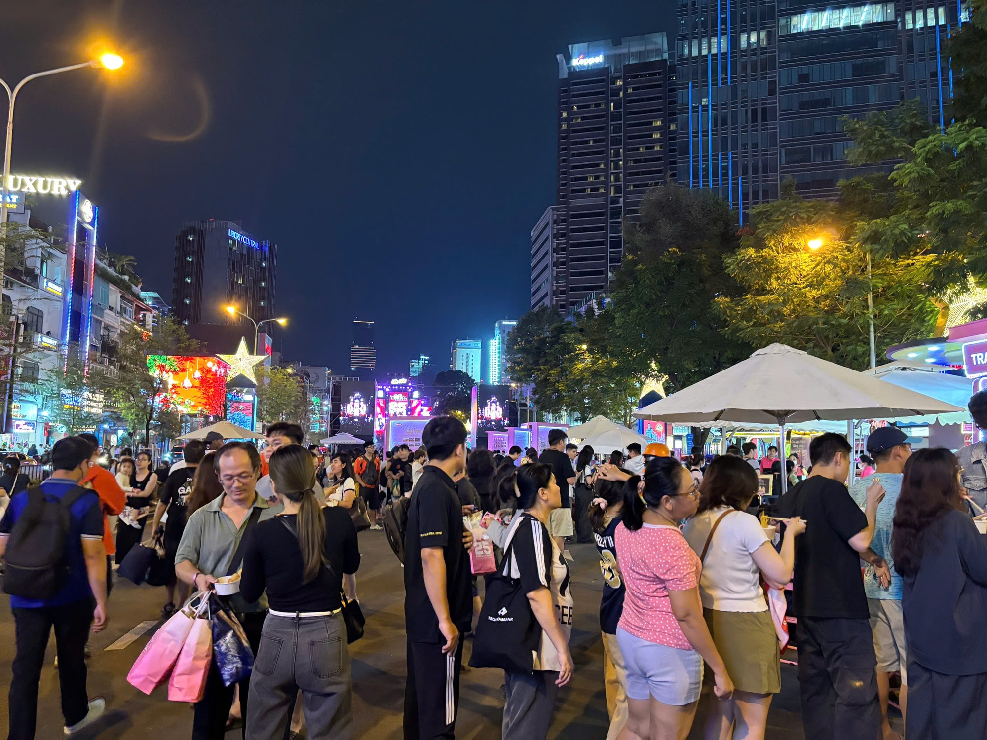 Ngay lúc này: Phố đi bộ Nguyễn Huệ đông nghịt người xe, hàng quán hốt bạc nhờ 2 concert đối đầu- Ảnh 7.