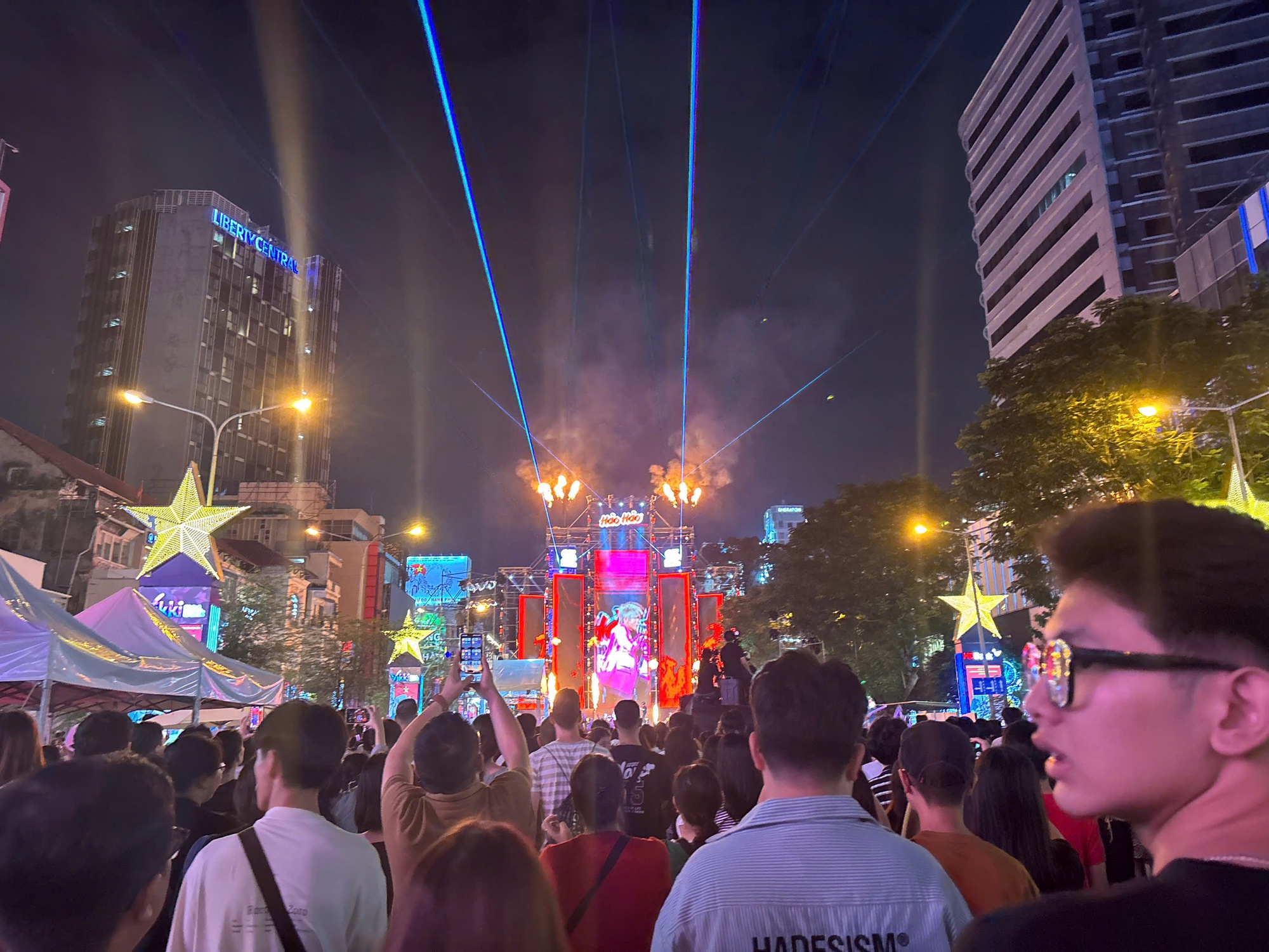 Ngay lúc này: Phố đi bộ Nguyễn Huệ đông nghịt người xe, hàng quán hốt bạc nhờ 2 concert đối đầu- Ảnh 1.