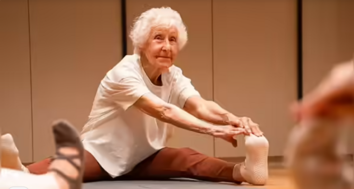 Bí quyết sống khoẻ 'không hề khó' của giáo viên dạy yoga 102 tuổi- Ảnh 1.