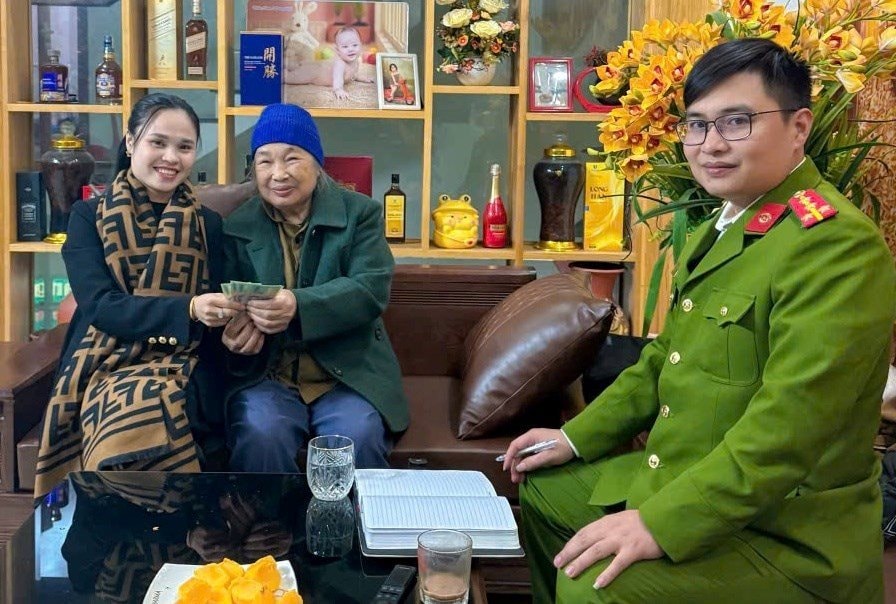 Vị khách 72 tuổi không mua hàng nhưng đưa tiền mặt nhờ chuyển khoản: Chủ tiệm thuốc kéo dài thời gian rồi báo công an xã- Ảnh 2.