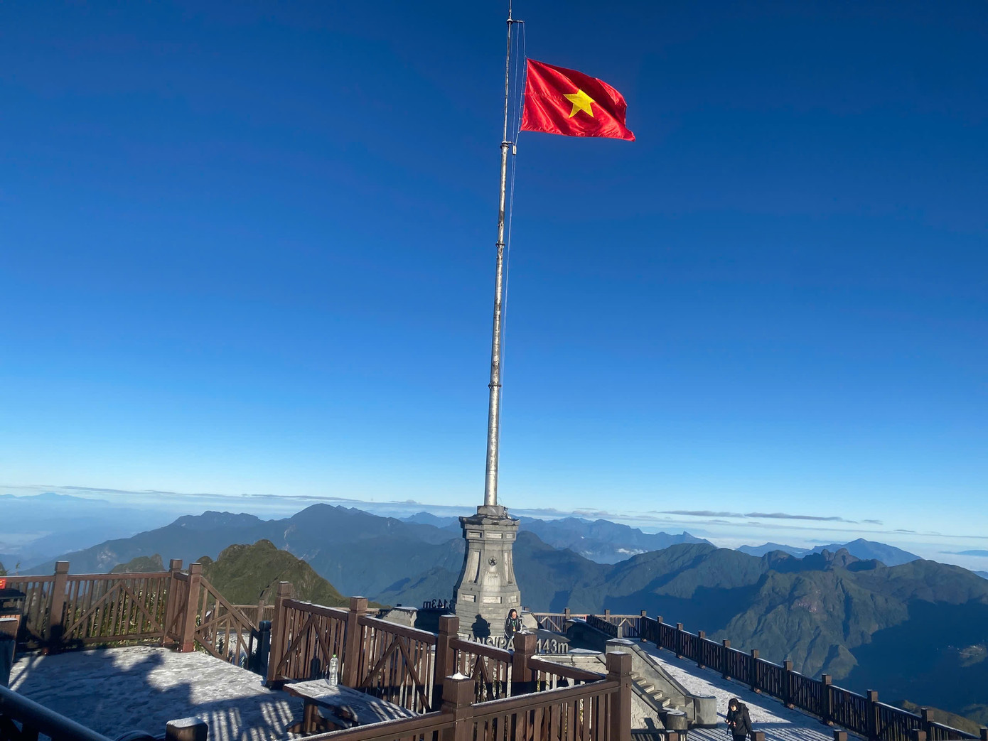 Băng giá phủ trắng Fansipan- Ảnh 3.