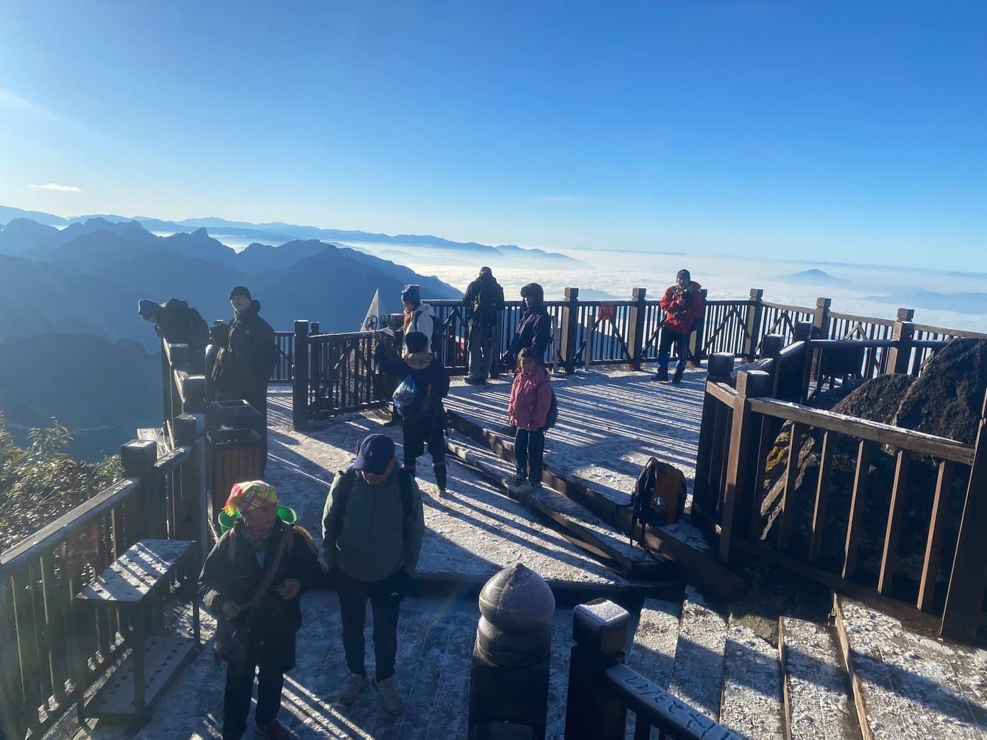 Băng giá phủ trắng Fansipan- Ảnh 2.