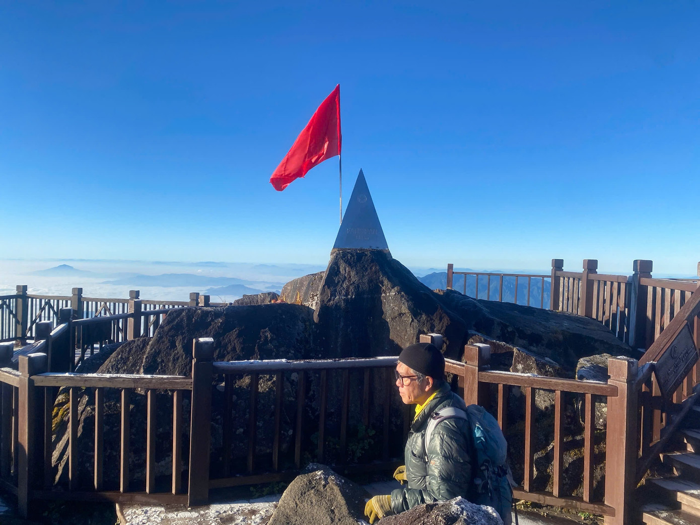 Băng giá phủ trắng Fansipan- Ảnh 4.