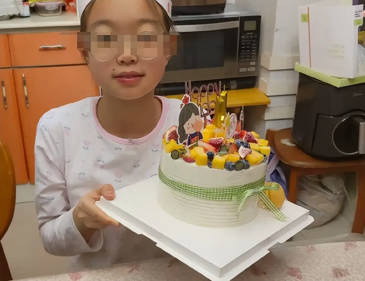 Được con để lại cho nửa chiếc bánh, người mẹ làm một điều khiến dân mạng đồng loạt "ném đá" vì EQ thấp- Ảnh 1.