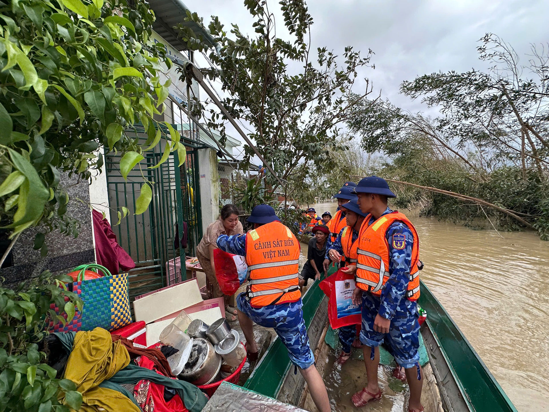 Những bước chân đi về phía nhân dân giữa mưa lũ- Ảnh 3.