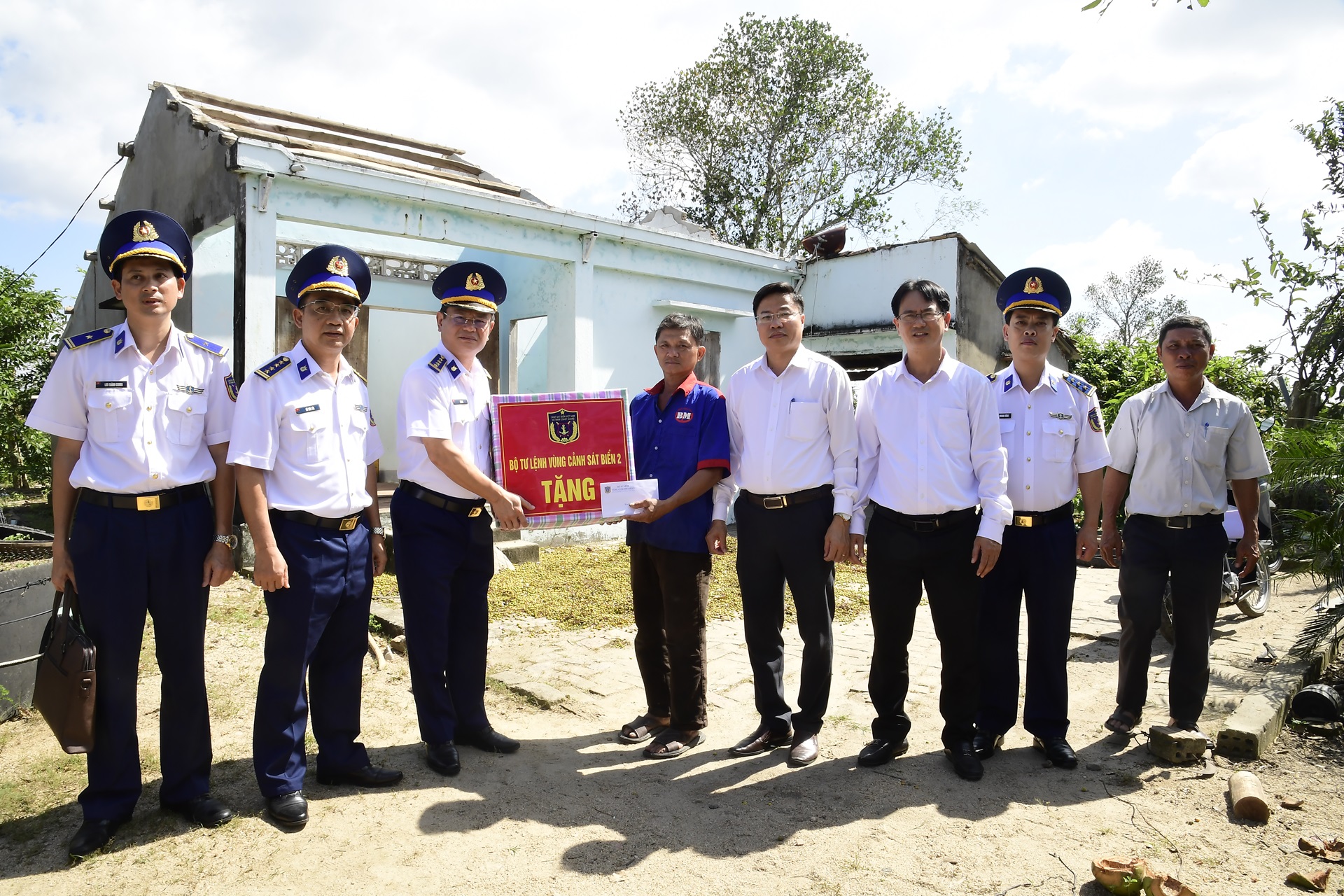 Những bước chân đi về phía nhân dân giữa mưa lũ- Ảnh 4.