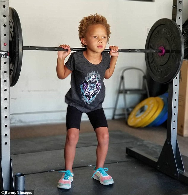 Cô bé 4 tuổi hít xà, lên 5 tuổi đã chống đẩy 60 cái khiến thanh niên còn nể, nhìn thể hình là choáng váng- Ảnh 3. Cô bé 4 tuổi hít xà, lên 5 tuổi đã chống đẩy 60 cái khiến thanh niên còn nể, nhìn thể hình là choáng váng- Ảnh 3.