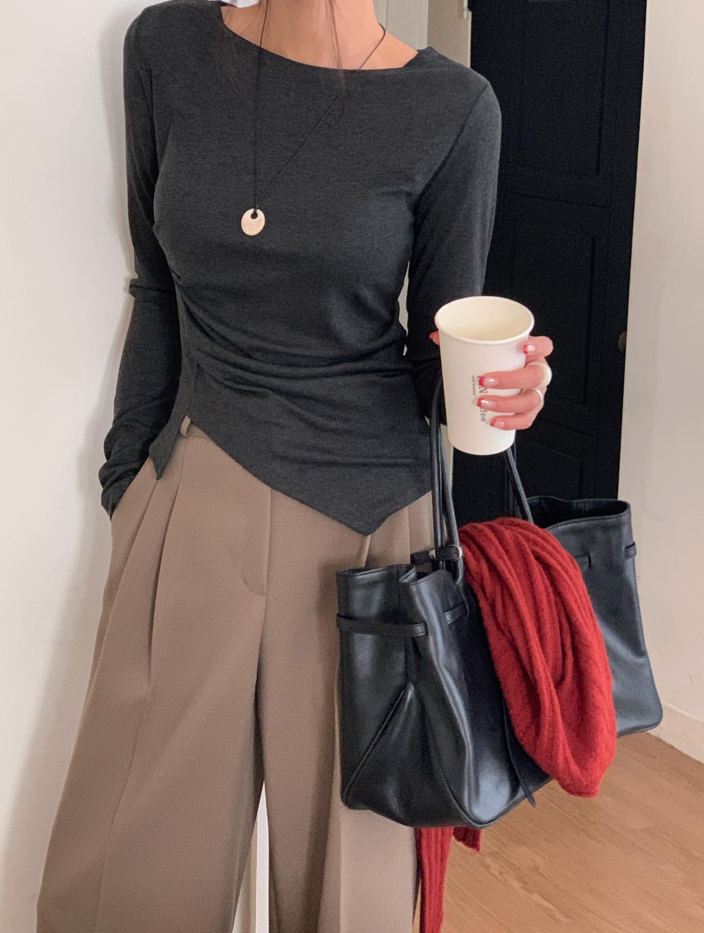 Áo thun dài tay và quần mùa đông: Chỉ 5 phút cho một set đồ gấp đôi sự trẻ trung, sành điệu mọi lúc- Ảnh 6.