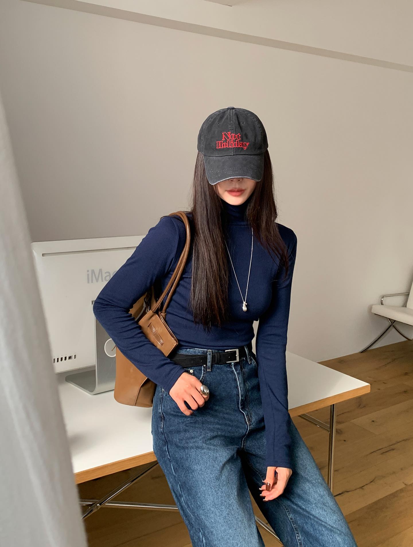 Áo thun dài tay và quần mùa đông: Chỉ 5 phút cho một set đồ gấp đôi sự trẻ trung, sành điệu mọi lúc- Ảnh 12.