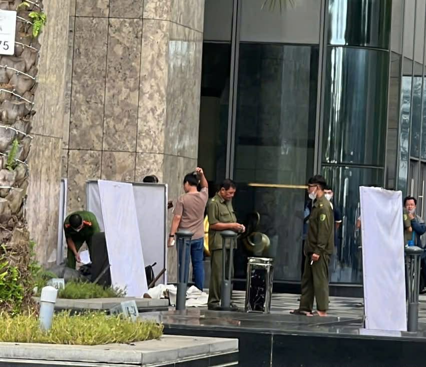 Phát hiện thi thể người đàn ông giấu trong túi ở sảnh chung cư: Truy bắt 2 nghi can- Ảnh 2.