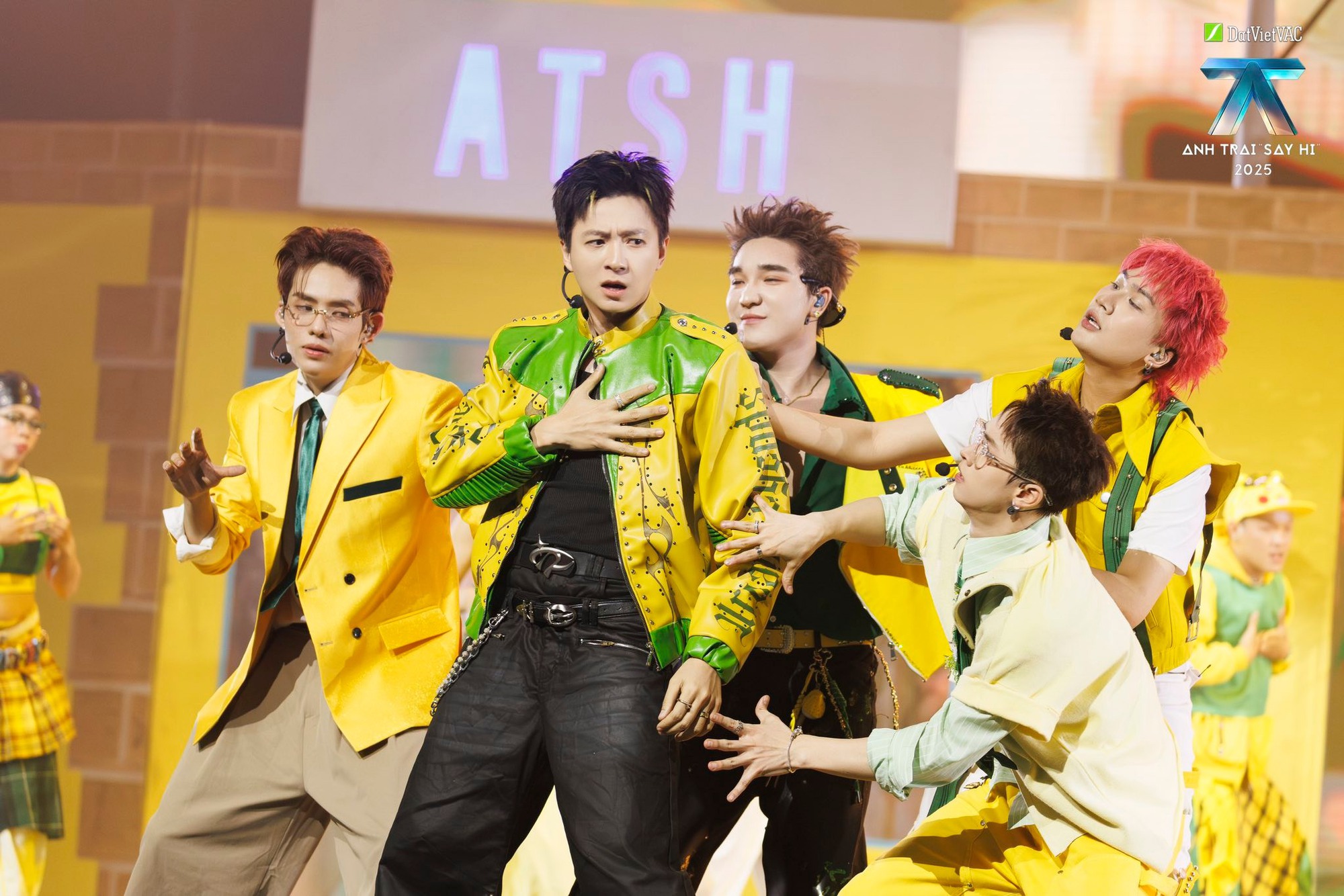 Màn hình led sáng rực bởi “nam thần có tuổi” nổi tiếng nhất Vbiz- Ảnh 5.