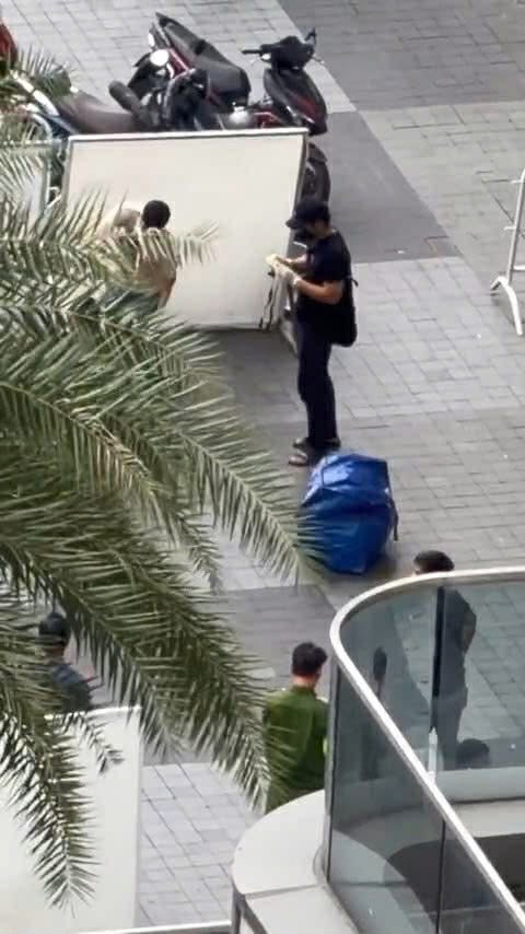 Phát hiện thi thể người đàn ông giấu trong túi ở sảnh chung cư: Truy bắt 2 nghi can- Ảnh 1.