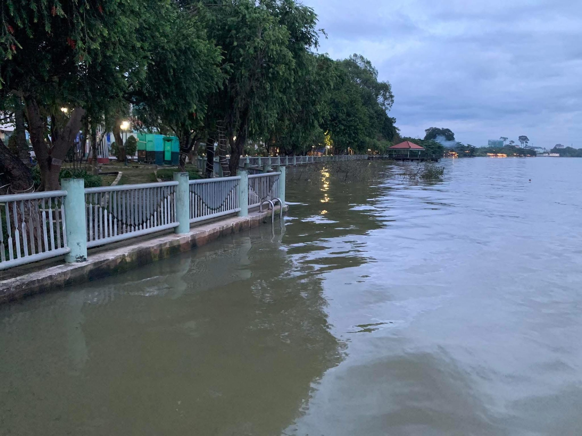 Mực nước trên sông Đồng Nai và La Ngà vẫn cao, nhiều địa phương phải hết sức đề phòng- Ảnh 1.