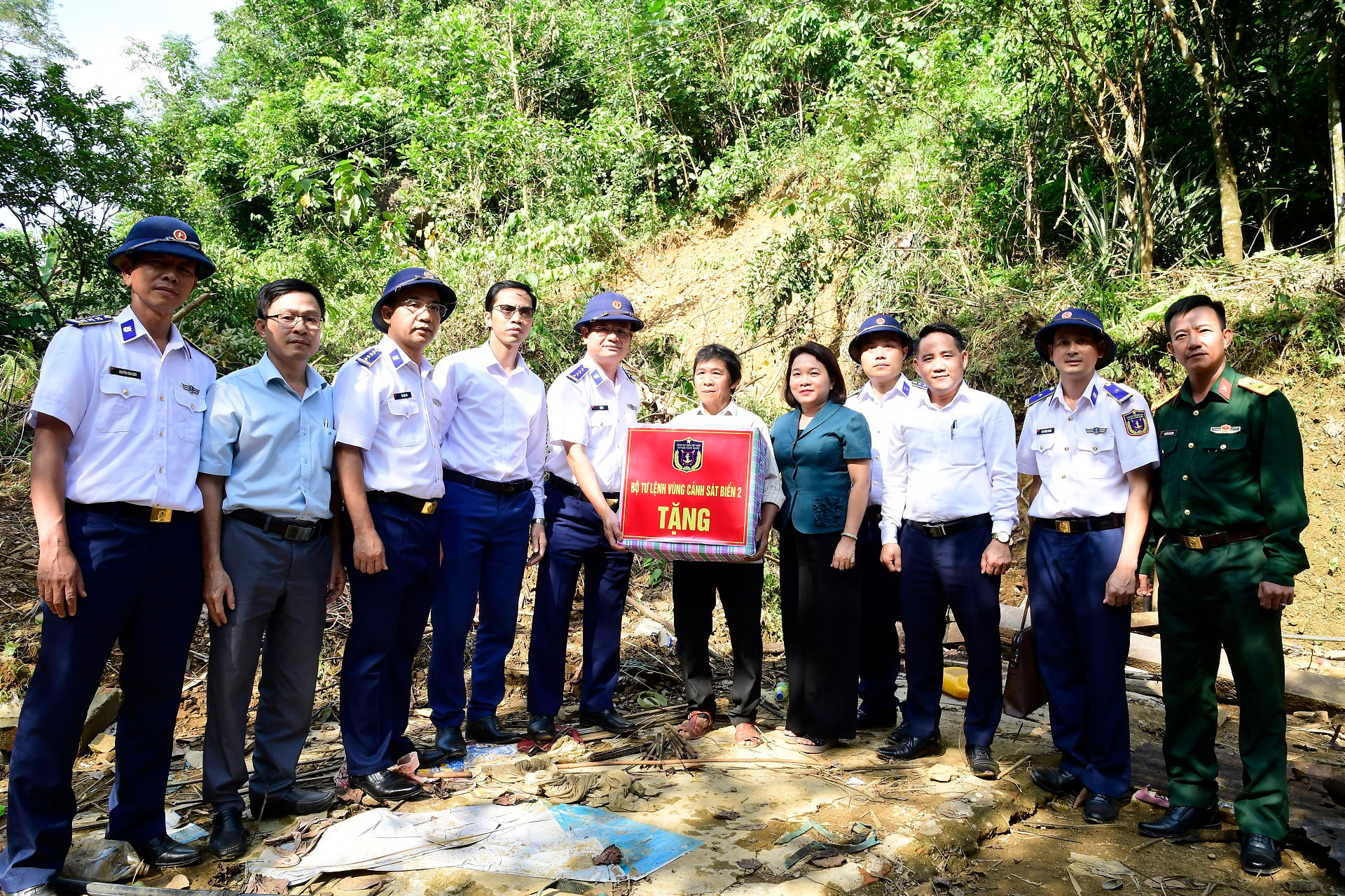 Những bước chân đi về phía nhân dân giữa mưa lũ- Ảnh 5.