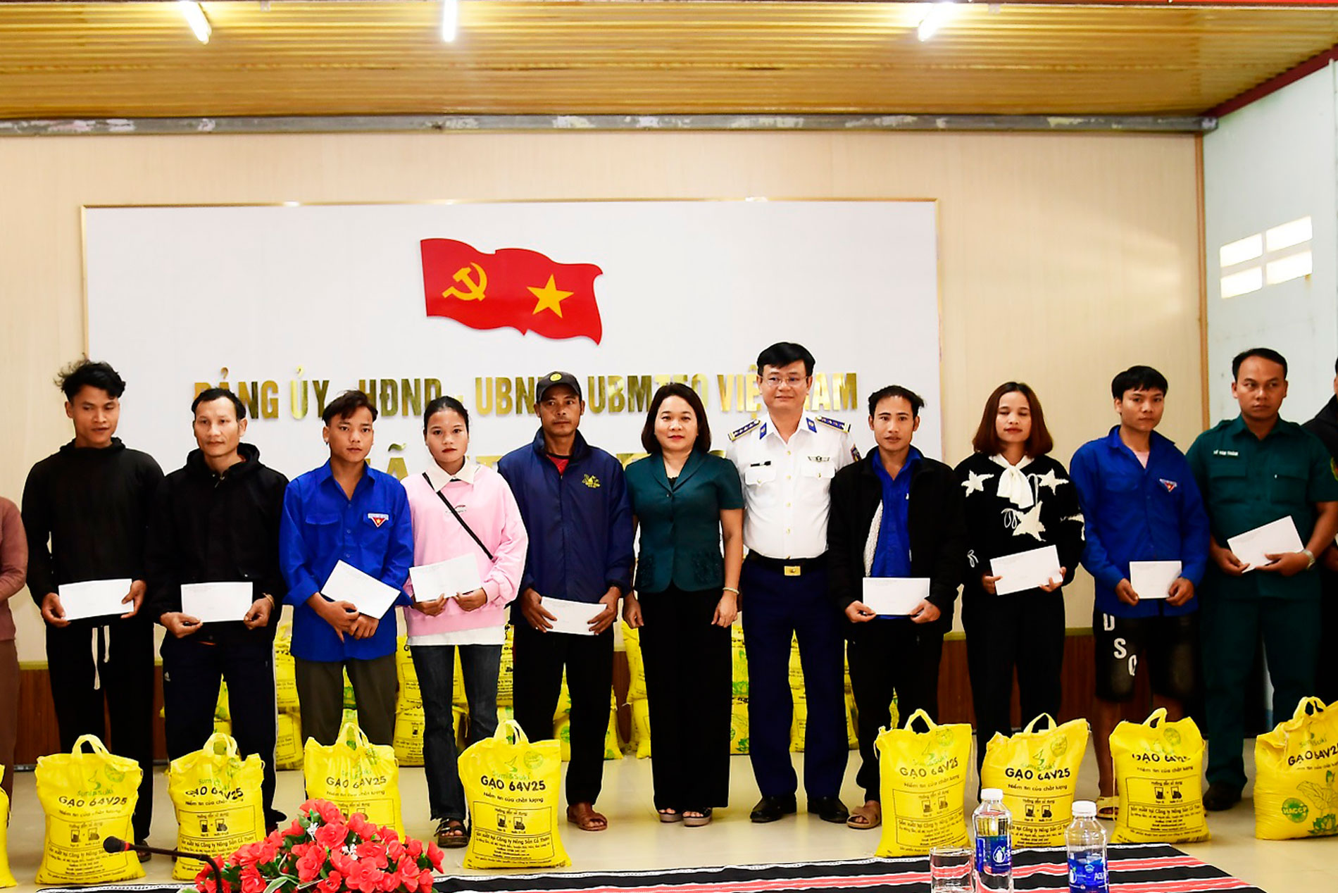 Những bước chân đi về phía nhân dân giữa mưa lũ- Ảnh 6.