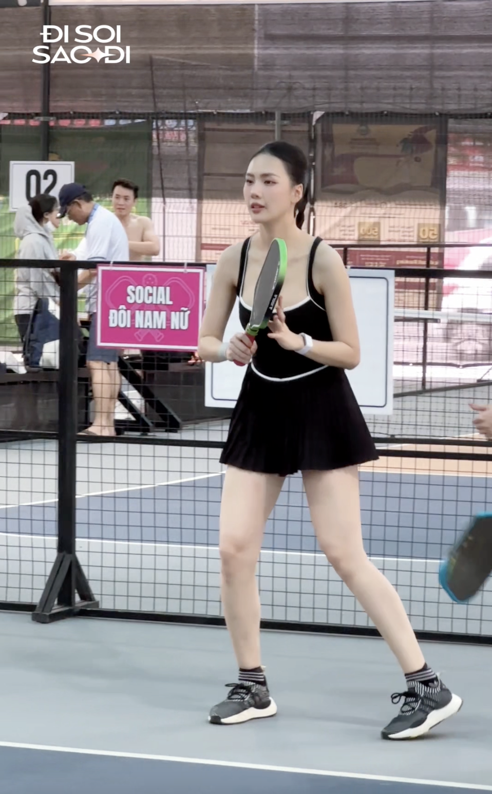 Tóm gọn Cẩm Ly tình tứ với Hà Kino, 1 mỹ nhân hở bạo khoe dáng hừng hực trên sân pickleball- Ảnh 6.