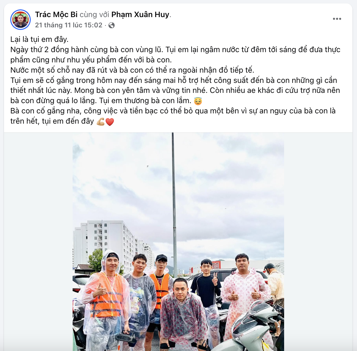 Người đàn ông xăm trổ kín mình và nhóm bạn "ngâm nước từ đêm tới sáng" để cứu trợ bà con vùng lũ- Ảnh 2.