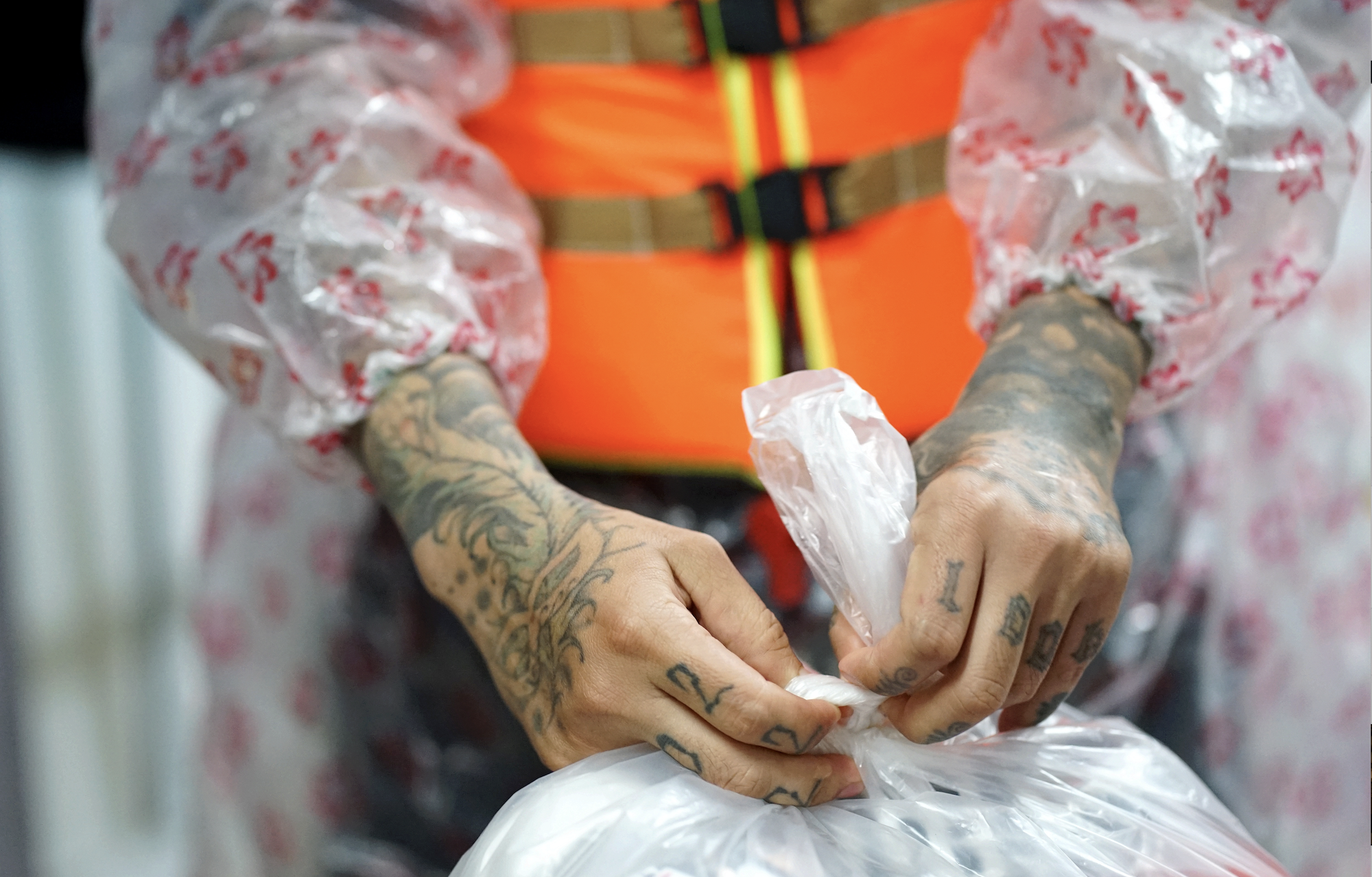 Người đàn ông xăm trổ kín mình và nhóm bạn "ngâm nước từ đêm tới sáng" để cứu trợ bà con vùng lũ- Ảnh 6.