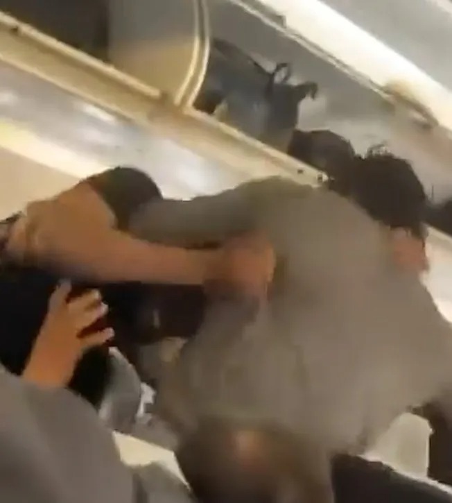 Hai ngôi sao mạng xã hội lao vào ẩu đả dữ dội trên máy bay- Ảnh 1.