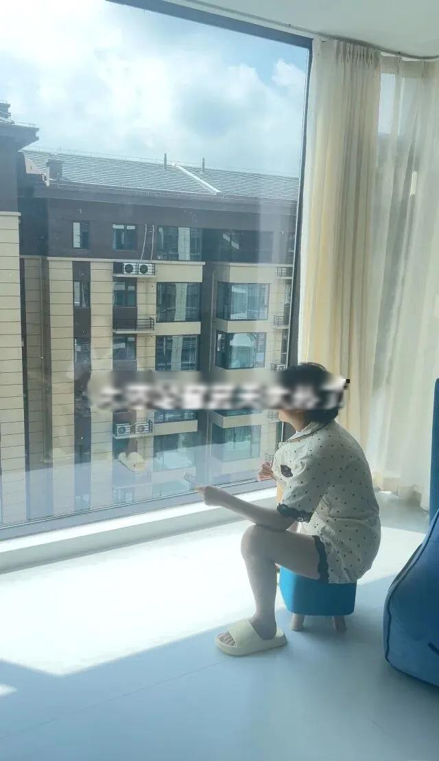 Chồng tôi nhất quyết đóng kín ban công bằng cửa kính, sau 6 tháng tôi hối hận đến mức muốn phá bỏ ngay lập tức- Ảnh 2.