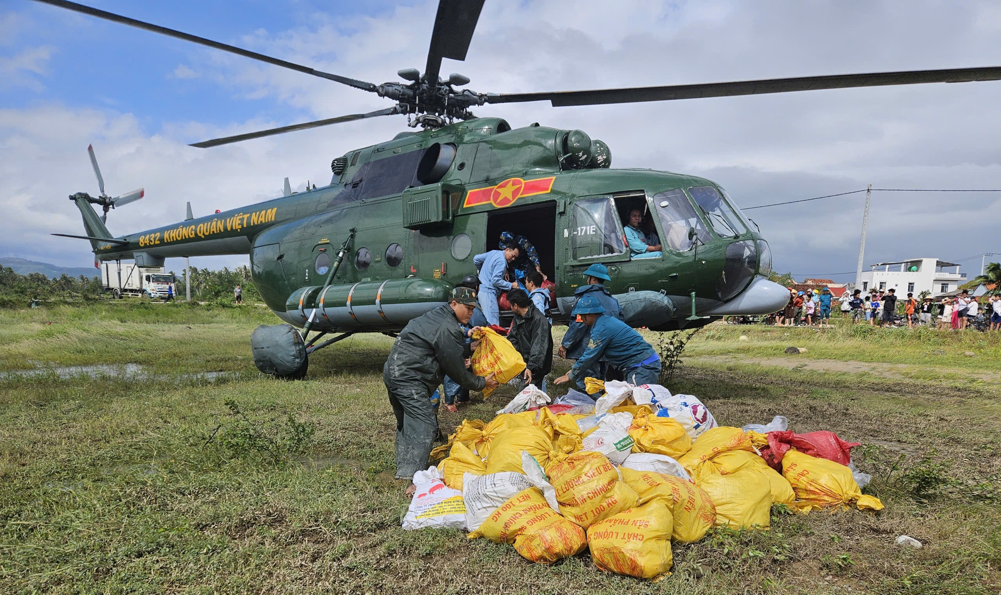 VIDEO: Không quân chở hơn 4 tấn hàng cứu trợ đồng bào khu vực lũ lụt miền Trung- Ảnh 4.
