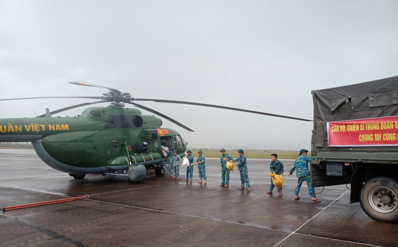 VIDEO: Không quân chở hơn 4 tấn hàng cứu trợ đồng bào khu vực lũ lụt miền Trung- Ảnh 2.