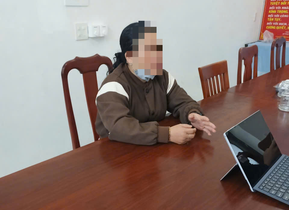 Công an làm việc với người phụ nữ phao tin "sập nhà lầu, hàng chục người chết"- Ảnh 1. Công an làm việc với người phụ nữ phao tin "sập nhà lầu, hàng chục người chết"- Ảnh 1.