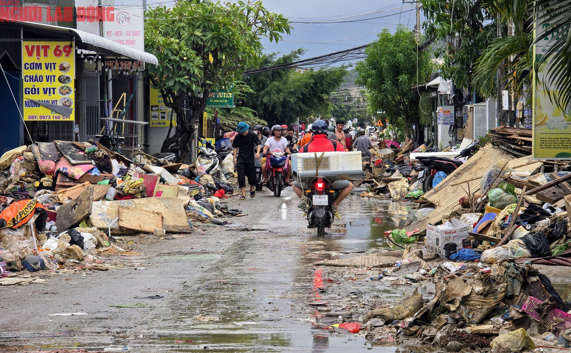 Người dân Nha Trang tất bật dọn "núi" rác thải sau lũ lịch sử- Ảnh 1.
