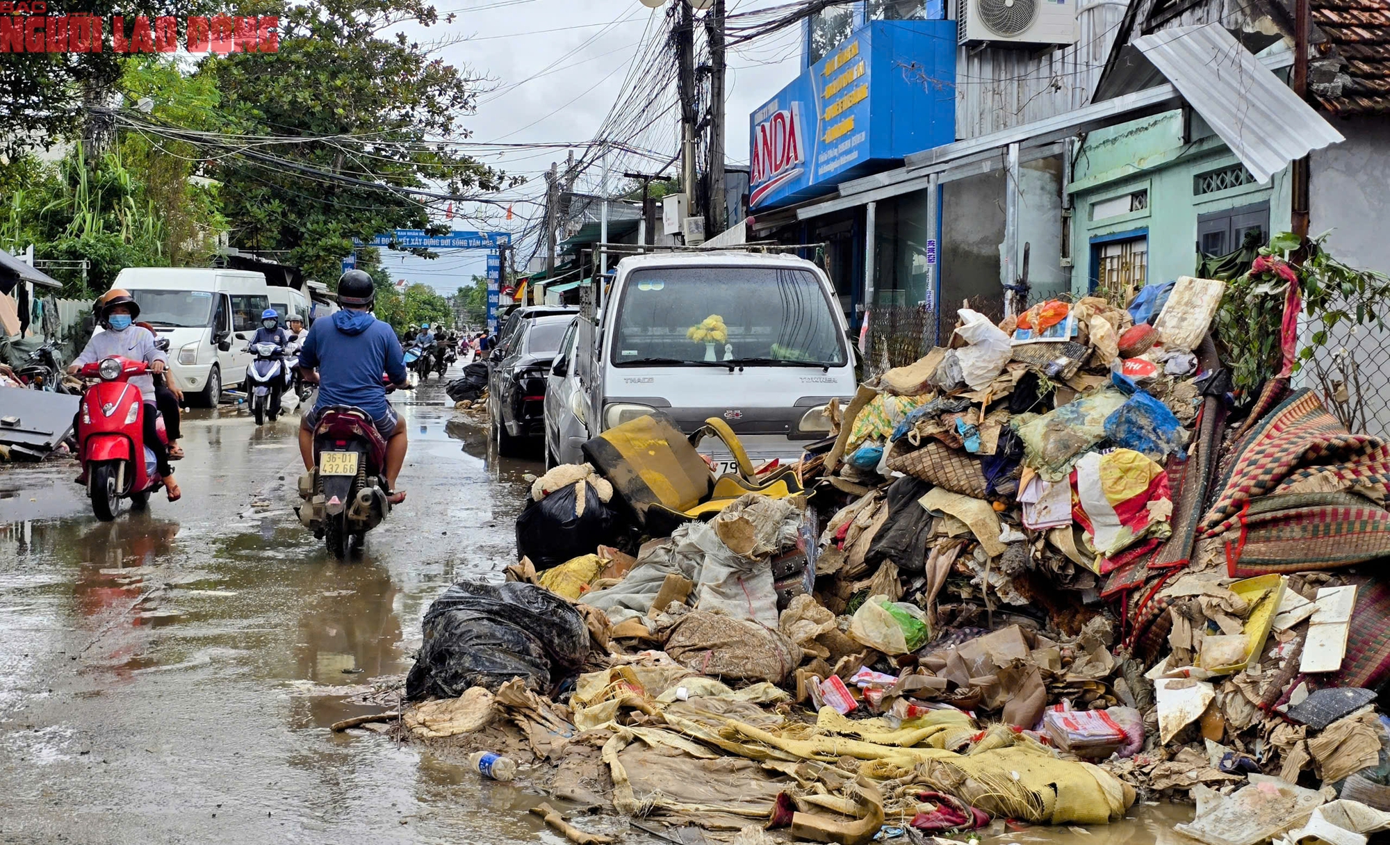 Người dân Nha Trang tất bật dọn "núi" rác thải sau lũ lịch sử- Ảnh 2.