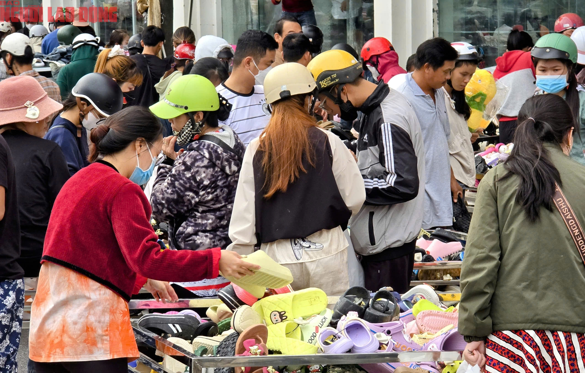 Người dân Nha Trang tất bật dọn "núi" rác thải sau lũ lịch sử- Ảnh 11.