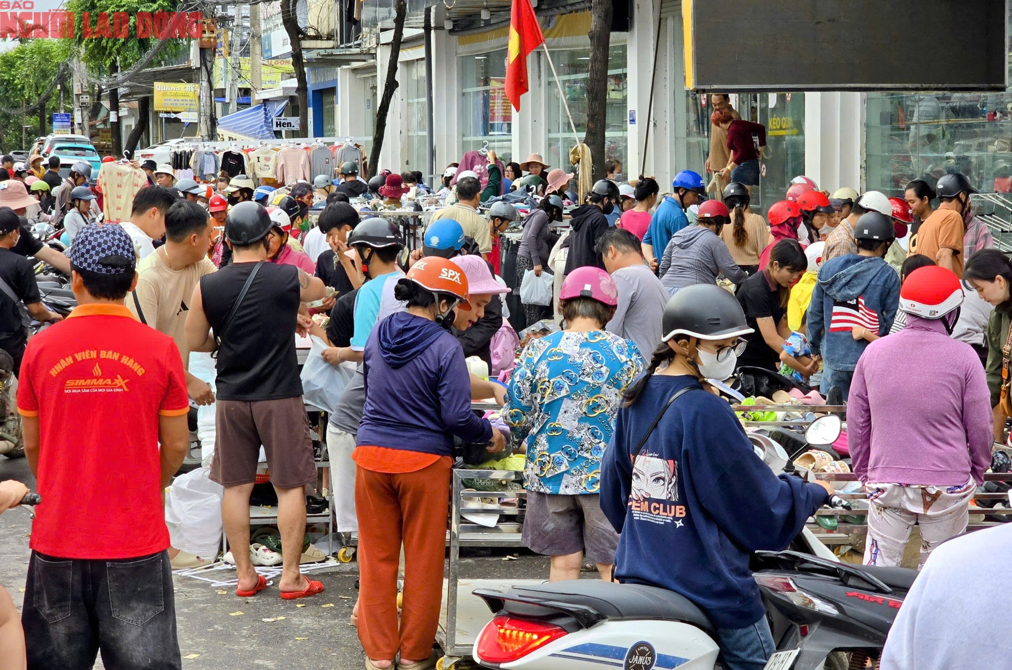Người dân Nha Trang tất bật dọn "núi" rác thải sau lũ lịch sử- Ảnh 12.