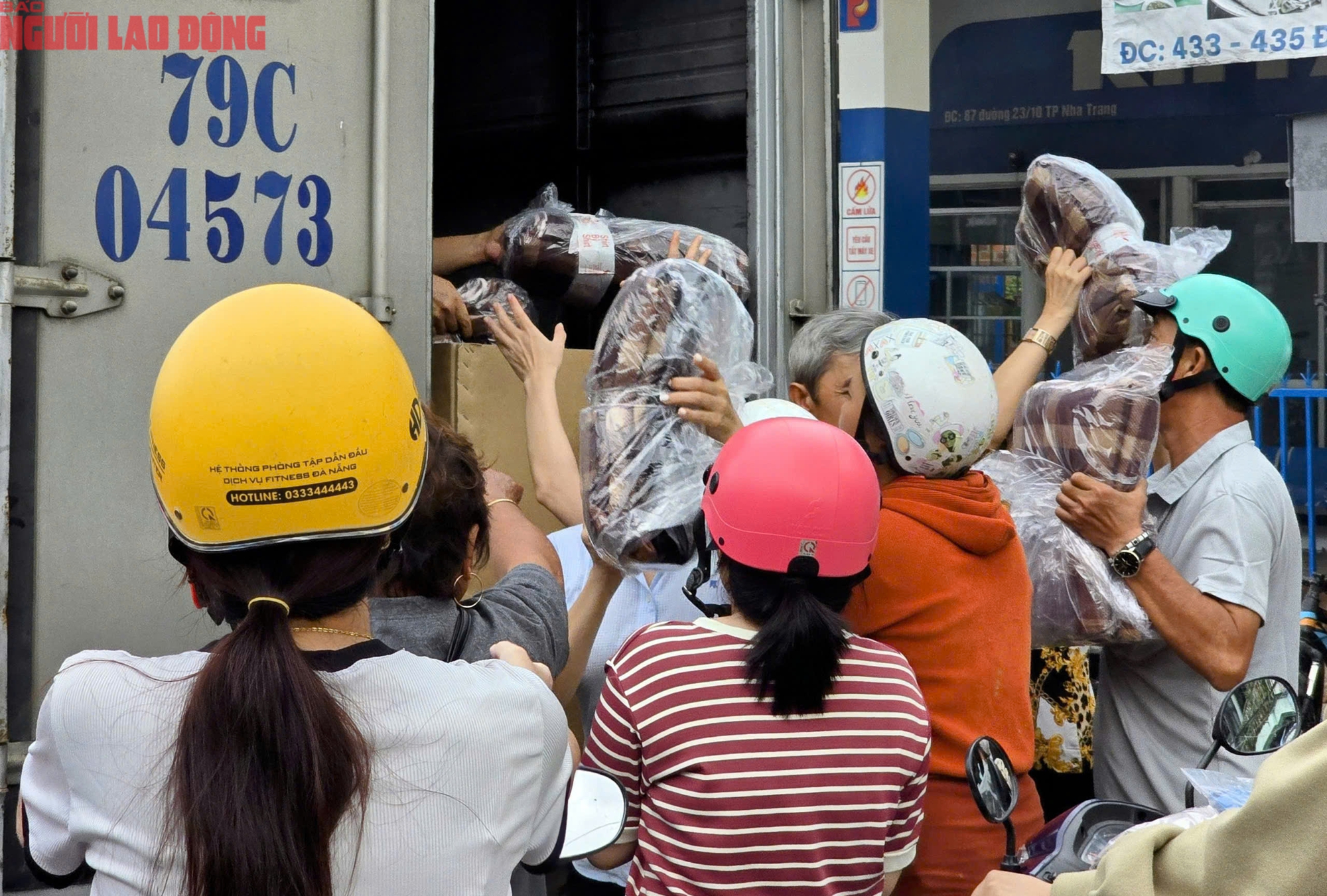 Người dân Nha Trang tất bật dọn "núi" rác thải sau lũ lịch sử- Ảnh 13.