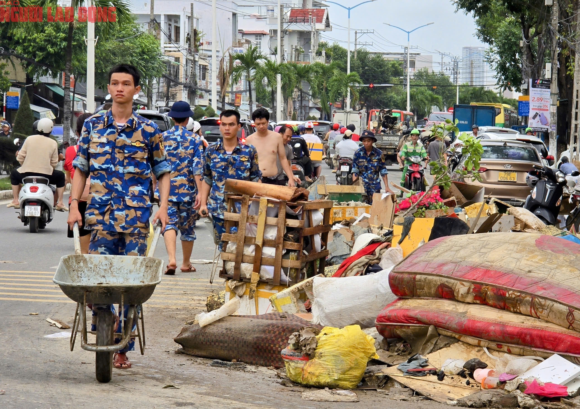 Người dân Nha Trang tất bật dọn "núi" rác thải sau lũ lịch sử- Ảnh 14.