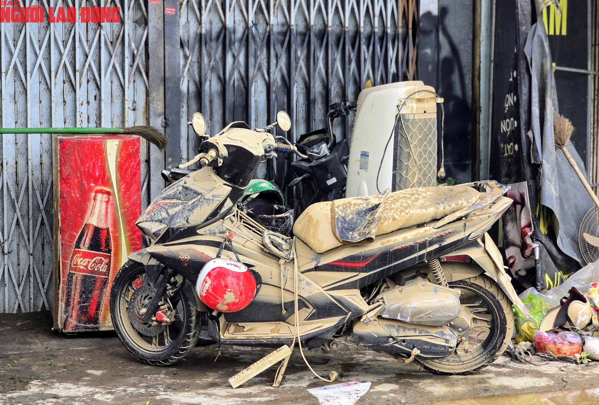 Người dân Nha Trang tất bật dọn "núi" rác thải sau lũ lịch sử- Ảnh 8.