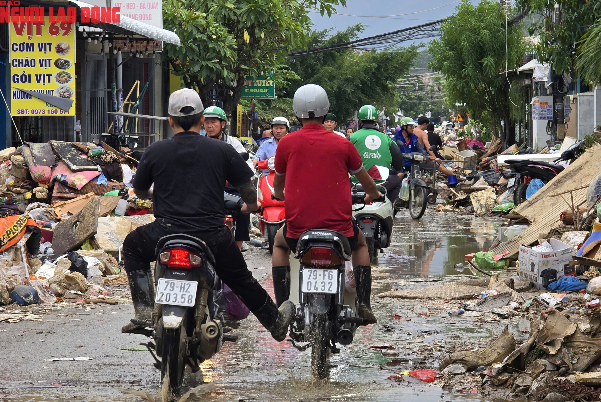 Người dân Nha Trang tất bật dọn "núi" rác thải sau lũ lịch sử- Ảnh 9.