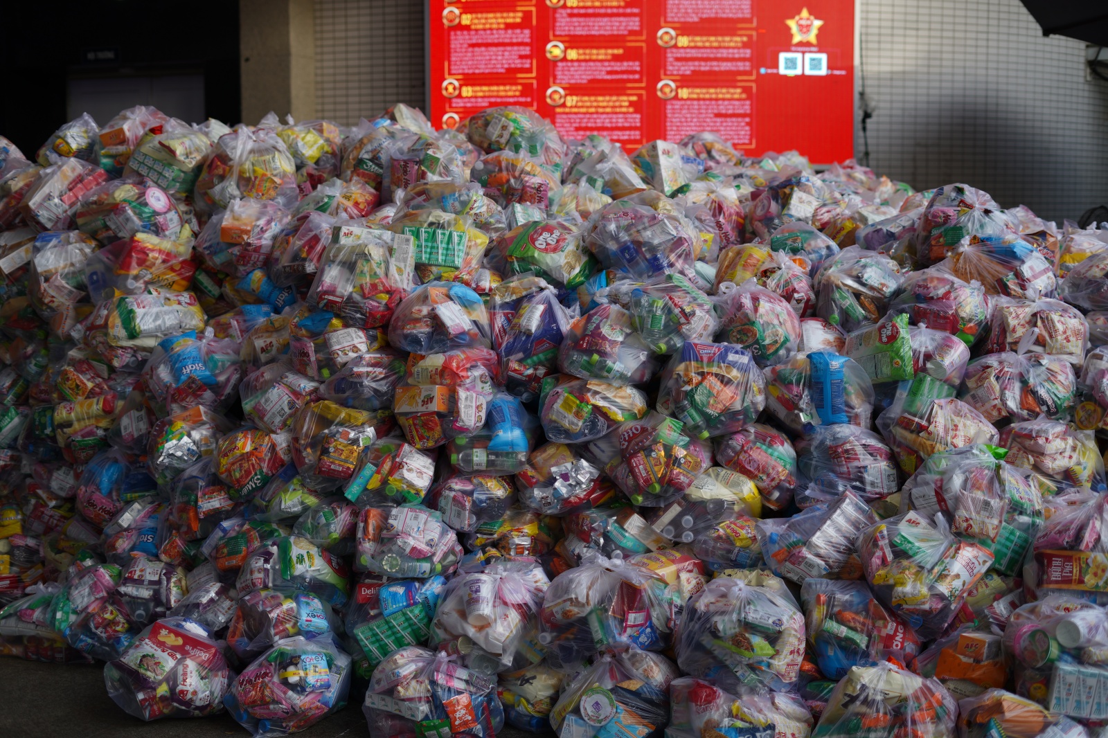 Người dân TP.HCM dành trọn 2 ngày cuối tuần ở các điểm tiếp nhận cứu trợ, ngưng quyên góp một thứ!- Ảnh 1. Người dân TP.HCM dành trọn 2 ngày cuối tuần ở các điểm tiếp nhận cứu trợ, ngưng quyên góp một thứ!- Ảnh 1.