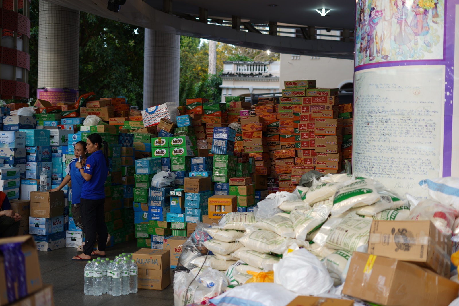Người dân TP.HCM dành trọn 2 ngày cuối tuần ở các điểm tiếp nhận cứu trợ, ngưng quyên góp một thứ!- Ảnh 12. Người dân TP.HCM dành trọn 2 ngày cuối tuần ở các điểm tiếp nhận cứu trợ, ngưng quyên góp một thứ!- Ảnh 12.