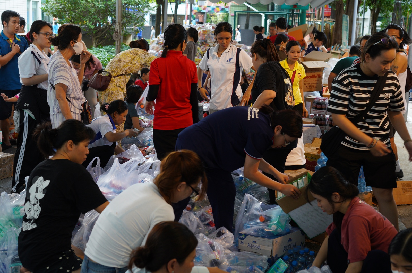Người dân TP.HCM dành trọn 2 ngày cuối tuần ở các điểm tiếp nhận cứu trợ, ngưng quyên góp một thứ!- Ảnh 10. Người dân TP.HCM dành trọn 2 ngày cuối tuần ở các điểm tiếp nhận cứu trợ, ngưng quyên góp một thứ!- Ảnh 10.