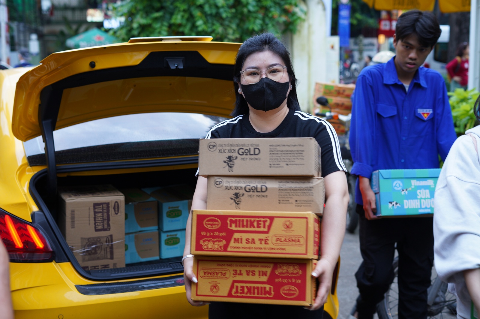 Người dân TP.HCM dành trọn 2 ngày cuối tuần ở các điểm tiếp nhận cứu trợ, ngưng quyên góp một thứ!- Ảnh 11. Người dân TP.HCM dành trọn 2 ngày cuối tuần ở các điểm tiếp nhận cứu trợ, ngưng quyên góp một thứ!- Ảnh 11.