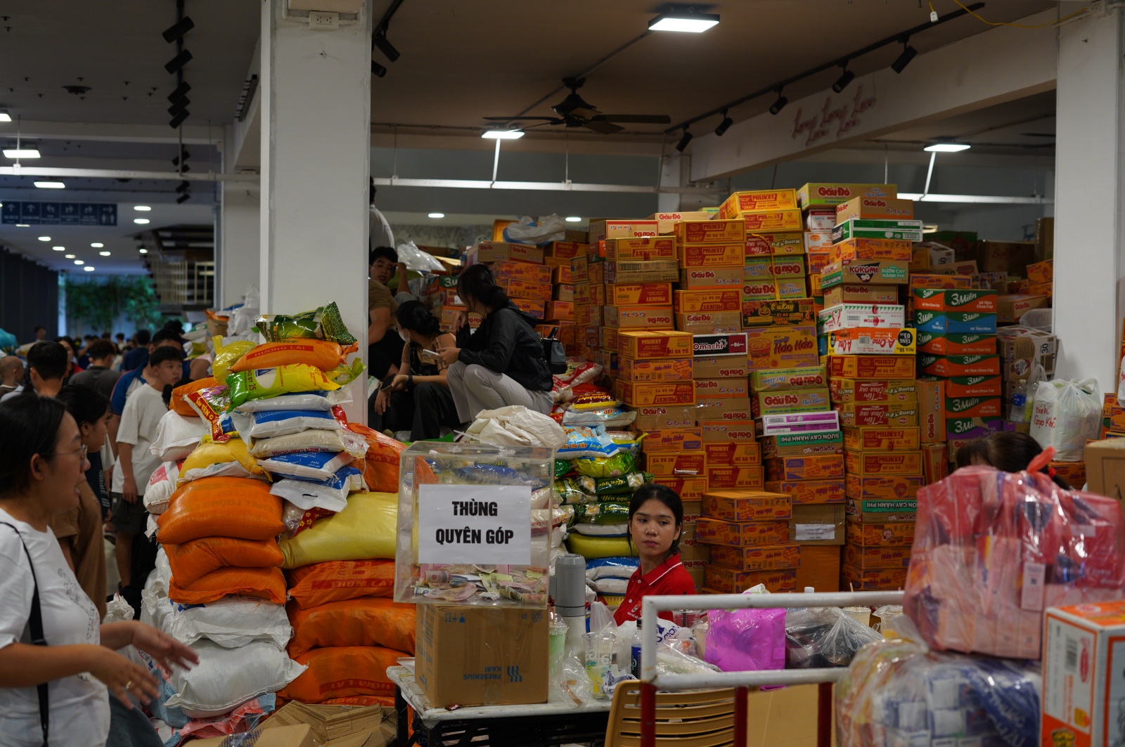 Người dân TP.HCM dành trọn 2 ngày cuối tuần ở các điểm tiếp nhận cứu trợ, ngưng quyên góp một thứ!- Ảnh 13. Người dân TP.HCM dành trọn 2 ngày cuối tuần ở các điểm tiếp nhận cứu trợ, ngưng quyên góp một thứ!- Ảnh 13.