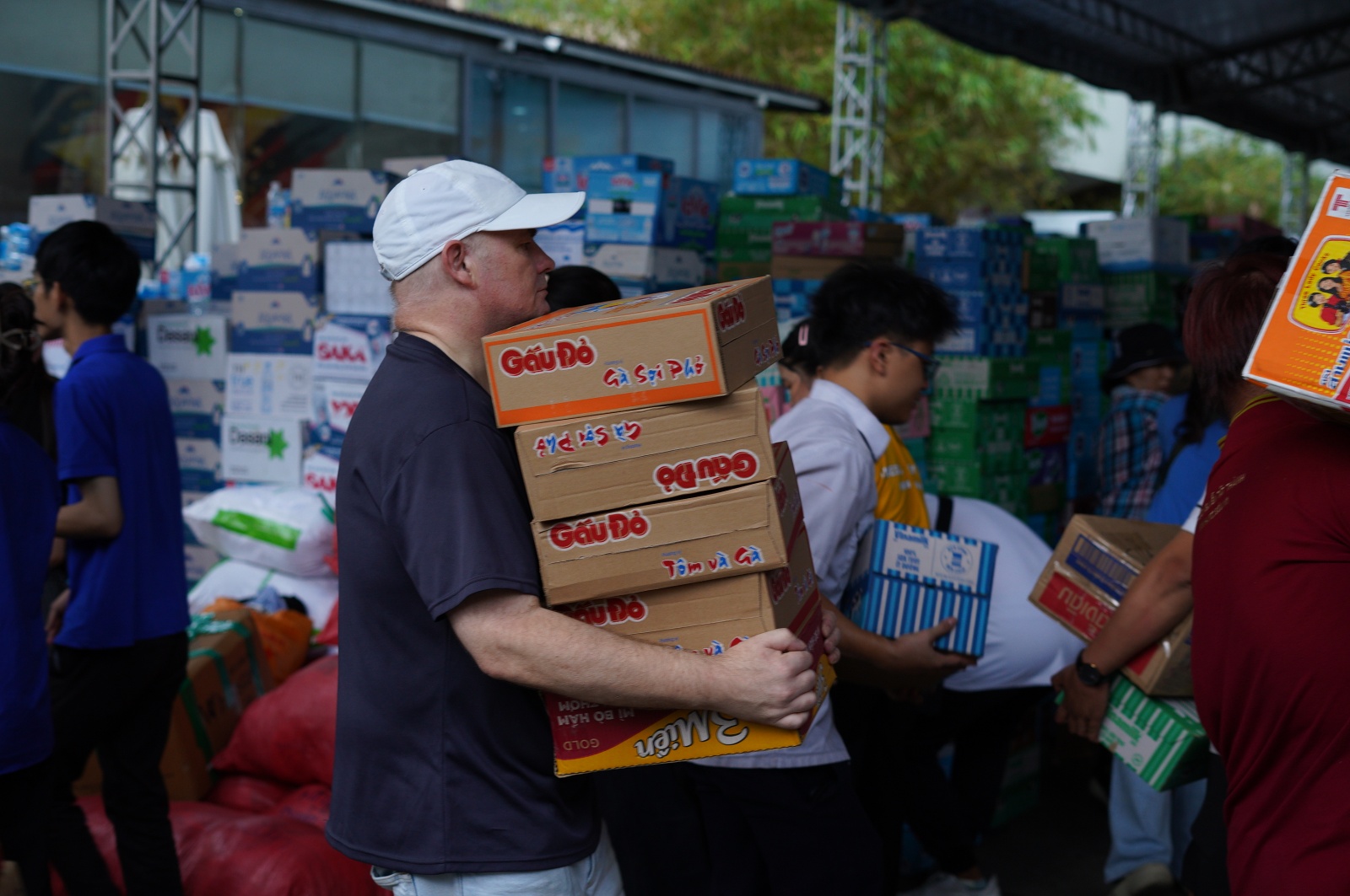 Người dân TP.HCM dành trọn 2 ngày cuối tuần ở các điểm tiếp nhận cứu trợ, ngưng quyên góp một thứ!- Ảnh 7. Người dân TP.HCM dành trọn 2 ngày cuối tuần ở các điểm tiếp nhận cứu trợ, ngưng quyên góp một thứ!- Ảnh 7.