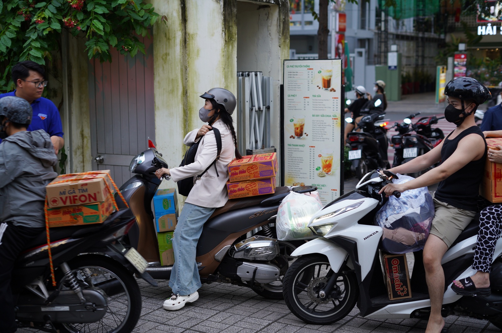 Người dân TP.HCM dành trọn 2 ngày cuối tuần ở các điểm tiếp nhận cứu trợ, ngưng quyên góp một thứ!- Ảnh 3. Người dân TP.HCM dành trọn 2 ngày cuối tuần ở các điểm tiếp nhận cứu trợ, ngưng quyên góp một thứ!- Ảnh 3.