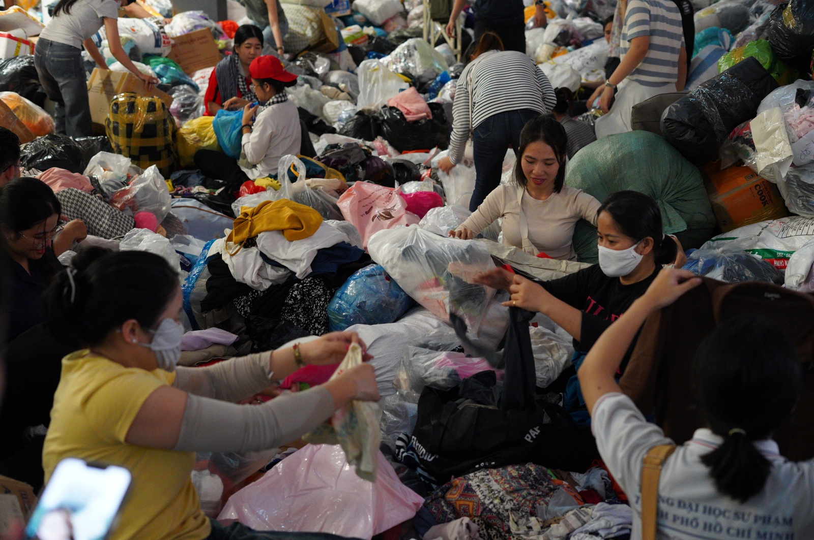 Người dân TP.HCM dành trọn 2 ngày cuối tuần ở các điểm tiếp nhận cứu trợ, ngưng quyên góp một thứ!- Ảnh 5. Người dân TP.HCM dành trọn 2 ngày cuối tuần ở các điểm tiếp nhận cứu trợ, ngưng quyên góp một thứ!- Ảnh 5.