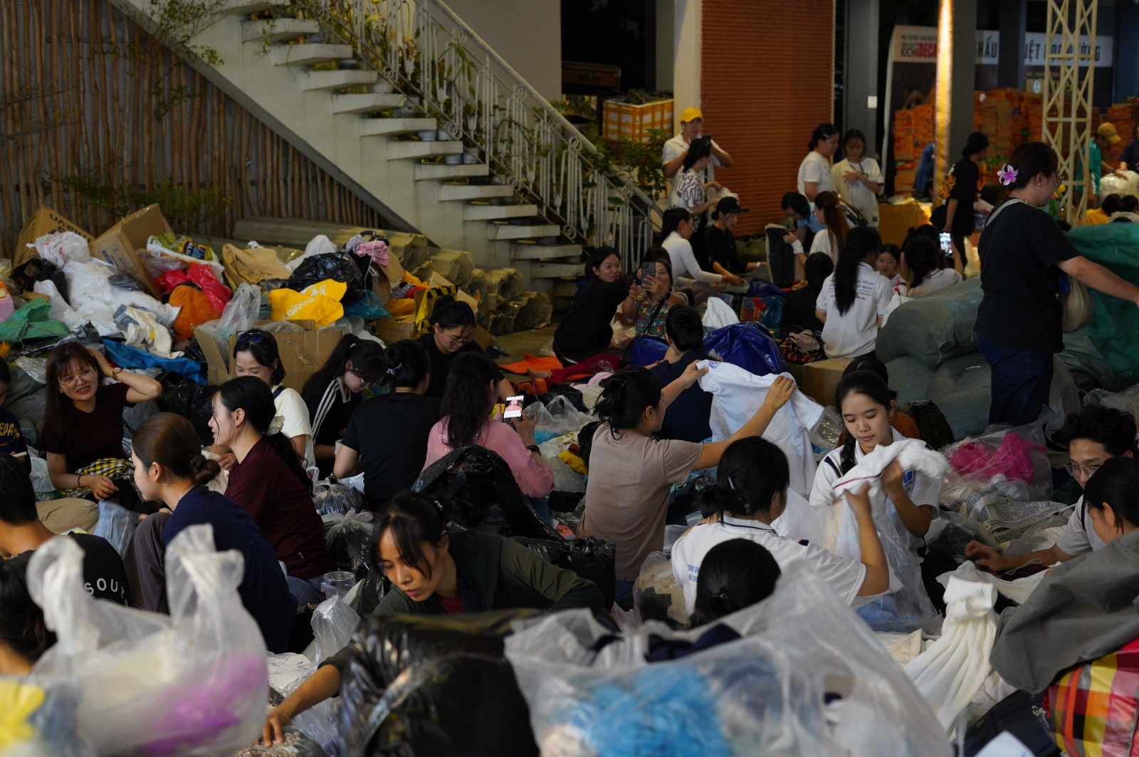 Người dân TP.HCM dành trọn 2 ngày cuối tuần ở các điểm tiếp nhận cứu trợ, ngưng quyên góp một thứ!- Ảnh 9. Người dân TP.HCM dành trọn 2 ngày cuối tuần ở các điểm tiếp nhận cứu trợ, ngưng quyên góp một thứ!- Ảnh 9.